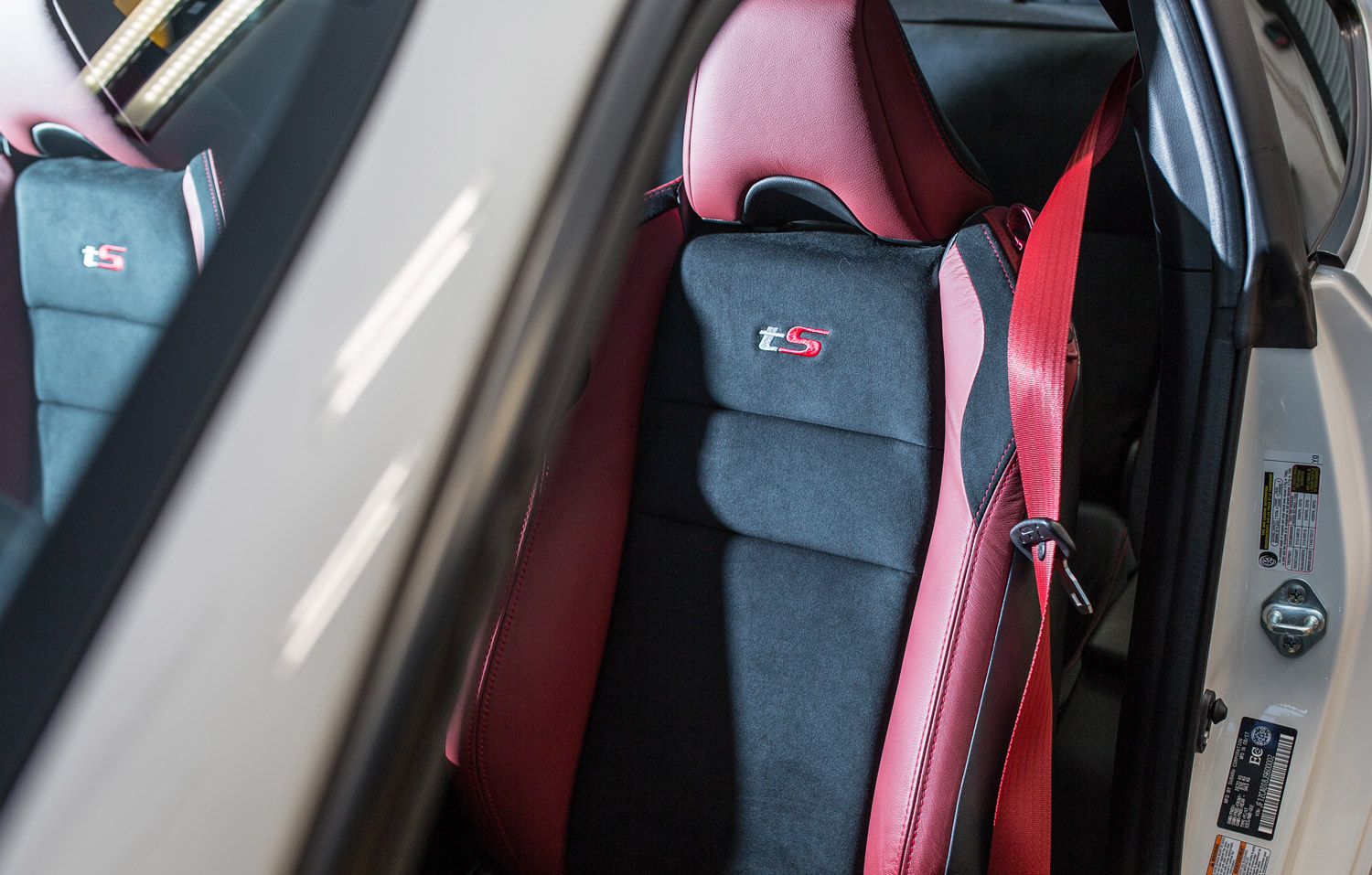 Brz red 2025 seat belts